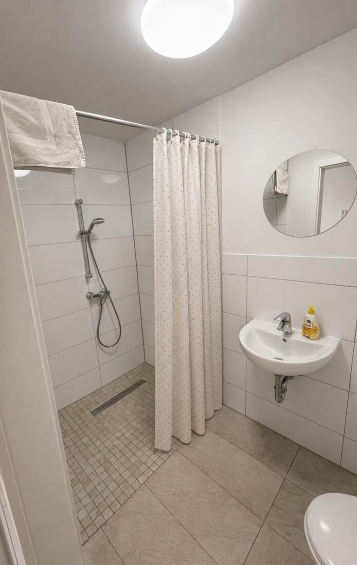 Modernes Badezimmer mit Dusche