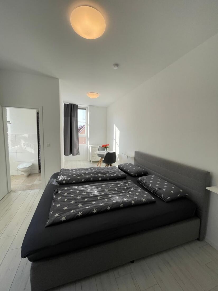 Apartment mit Doppelbett und moderner Einrichtung
