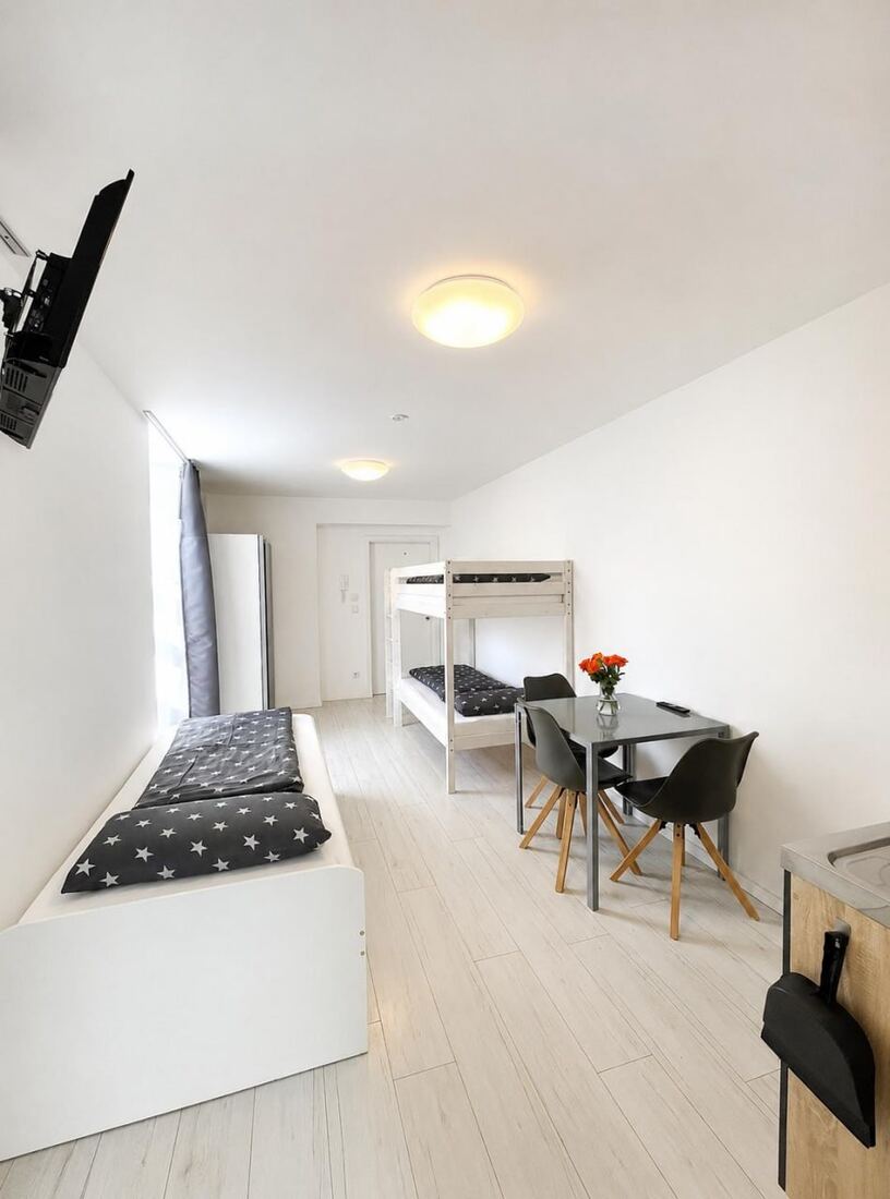 Studio-Apartment mit Essbereich und Küche