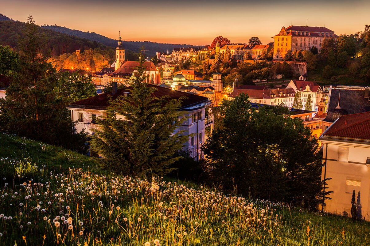 Baden-Baden bei Sonnenuntergang, Blick über die Altstadt zum Schwarzwald